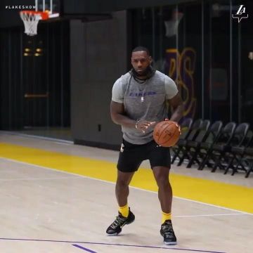 Sneakers Nike Lebron Xvi Kc "watch The Throne" worn by LeBron James on the Instagram account @brkicks