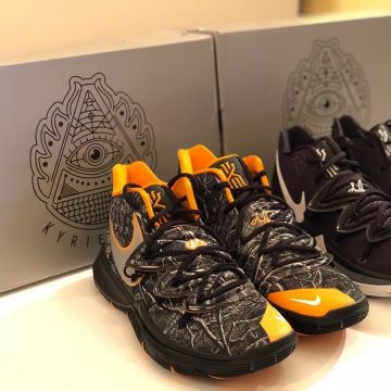 Sneakers Nike  Kyrie 5 "taco" of Sue Bird on the Instagram account @sbird10