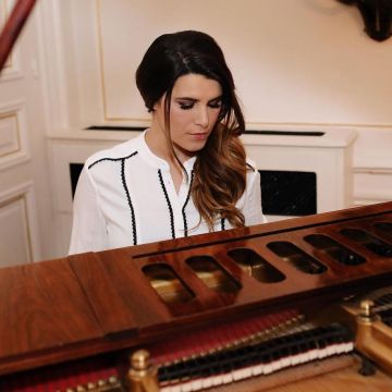 La chemise blanche  de Karine Ferri sur son compte Instagram @karineferri