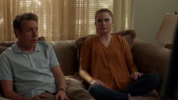 Urban Outfitters Sous Jojo Surdimensionné Thermique Bouton-Front Haut, porté par Dylan DiMeo (Kyla Kenedy) sans Voix (S03E14)