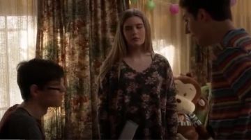 Urban Outfitters Sous Surdimensionné Confortable Thermique V-Neck Top Neutre Multi porté par Dylan DiMeo (Kyla Kenedy) sans Voix (S03E14)