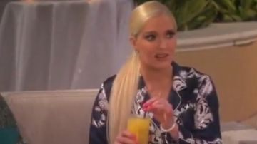 Olivia von Halle Lila Pijama Set usado por ella misma (Erika Jayne) en The Real Housewives of Beverly Hills (S09E03)