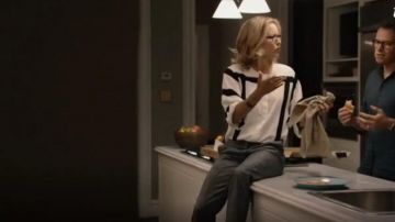 Chloé Blusa estampada de crepón de seda usada por Elizabeth McCord (Téa Leoni) en Madam Secretary (S02E03)