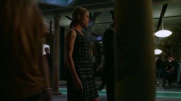 La théorie Kalora Lustrate Plaid Peplum Top porté par Lydia Branwell (Stephanie Bennett) dans les Shadowhunters (S02E02)