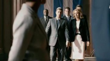 Michael Kors Vestido de vaina sin mangas con cinturón de lazo usado por Elizabeth McCord (Téa Leoni) en Madam Secretary (S02E07)