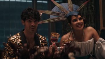 Moschino ES19 Leopard Smoking porté par Joe Jonas dans Sucker musique vidéo par Jonas Brothers