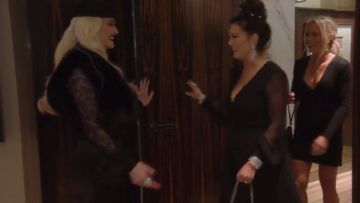 Alexander McQueen V-Neck Evening Jumpsuit usado por ella misma (Lisa Vanderpump) en The Real Housewives of Beverly Hills (S08E16)