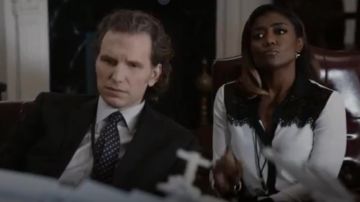Michael Kors Blusa de dos tonos de encaje-yugo usada por Daisy Grant (Patina Miller) en Madam Secretary (S02E11)