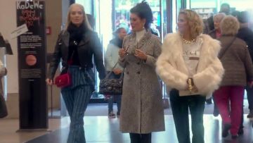 Creatures Of The Wind Optic Jacquard Abrigo de doble pecho usado por ella misma (Lisa Vanderpump) en The Real Housewives of Beverly Hills (S08E16)