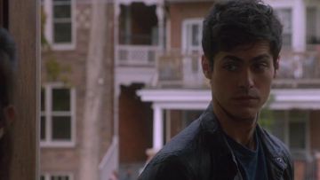John Varvatos en Détresse lavé le linge de veste portée par Alec Lightwood (Matthieu Daddario) dans les Shadowhunters (S02E05)