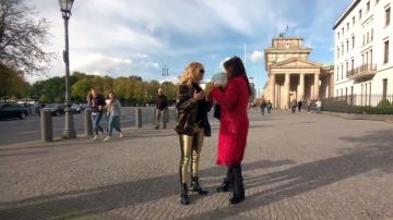 Lanvin Chaîne Orné de Bottes de Combat porté par Dorit Kemsley Au Real Housewives de Beverly Hills (S08E16)