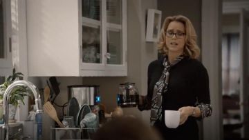 Marc Jacobs Pussy-bow snake-print silk-crepe blusa usada por Elizabeth McCord (Téa Leoni) en Madam Secretary (S02E13)