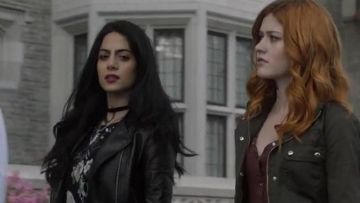 Alice + Olivia Delaina d'Impression à Manches Longues Crop Top porté par Isabelle Lightwood (Emeraude Toubia) dans les Shadowhunters (S02E06)