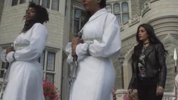 Alice + Olivia Gamma Veste en Cuir portés par Isabelle Lightwood (Emeraude Toubia) dans les Shadowhunters (S02E06)