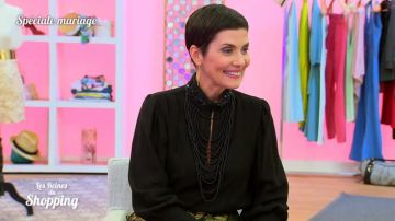 La camiseta con adornos bordados en el cuello de Cristina Córdula en Las Reinas de las Compras del 01/03/2019