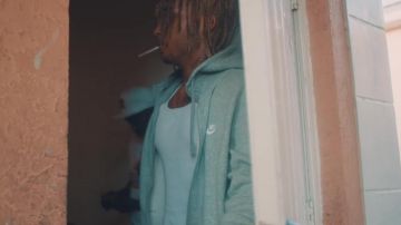 Le sweatshirt à capuche gris de Zola dans son clip Zolabeille