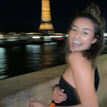 El crop top negro de Lena en su account@Lenamahfouf de Instagram