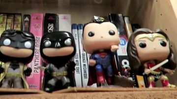 El Funko Pop! por el Superman metálico de Batman y Modzii en su video ¡LA MAYOR COLECCIÓN DE FIGURAS POP! ¡DESDE FRANCIA!