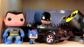 El Funko Pop! batman en el Batimóvil de Modzii en su video ¡LA MAYOR COLECCIÓN DE FIGURAS POP! ¡DESDE FRANCIA!