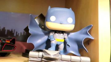 El Funko Pop! por Batman en la Gárgola de Modzii en su video ¡LA MAYOR COLECCIÓN DE FIGURITAS POP! ¡DESDE FRANCIA!