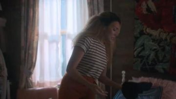The t-shirt-striped black and white of Allison Hargreeves (Emmy Raver-Lampman) in The Umbrella Academy S01E02