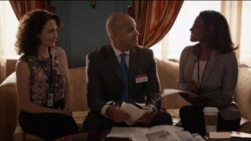 Blusa floral sin mangas brooks Brothers usada por Nadine Tolliver (Bebe Neuwirth) en Madam Secretary (S01E11)