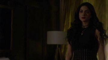 T by Alexander Wang Perforé débardeur porté par Isabelle Lightwood (Emeraude Toubia) dans les Shadowhunters (S02E09)