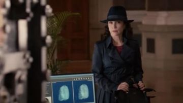 Burberry Long Full Skirted Wool Silk Trench en Navy usado por Nadine Tolliver (Bebe Neuwirth) en Madam Secretary (S01E11)