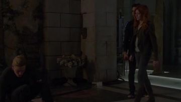 Rag & Bone Capli W/Fente Black Rock Jeans portés par Clary Fray (Katherine McNamara) dans les Shadowhunters (S02E10)