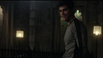 Alternative de l'Université Vintage french Terry Pullover Sweat-shirt porté par Alec Lightwood (Matthieu Daddario) dans les Shadowhunters (S02E11)