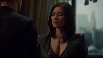 Bcbgmaxazria Upas Faux Leather Cape usado por Dorothea 'Dot' Rollins (Vanessa Matsui) en Shadowhunters (S02E12)