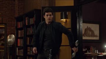 John Varvatos Bruni Blouson en Cuir portés par Alec Lightwood (Matthieu Daddario) dans les Shadowhunters (S02E12)