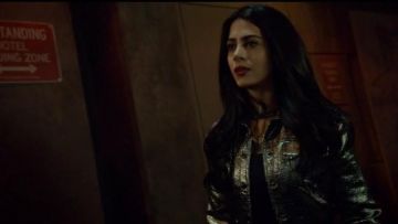Cinq a Sept Kane Métallique Recadrée Veste portée par Isabelle Lightwood (Emeraude Toubia) dans les Shadowhunters (S02E13)