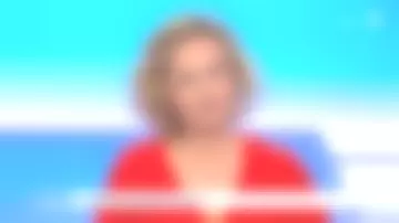 Le pull rouge de Caroline Roux dans C dans l'air du 02/03/2019