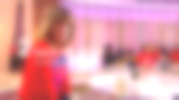 El suéter rojo con patrón geométrico de Daphné Bürki en Je t'aime etc... desde 2019/03/06
