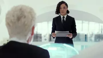 Le blazer noir porté par l'Agent M (Tessa Thompson) dans Men in Black : International