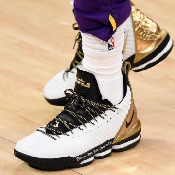 Sneakers Nike Lebron Xvi worn by LeBron James on the Instagram account @brkicks