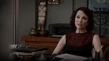 Vestido de Erdem Lorna usado por Nadine Tolliver (Bebe Neuwirth) en Madam Secretary (S03E17)