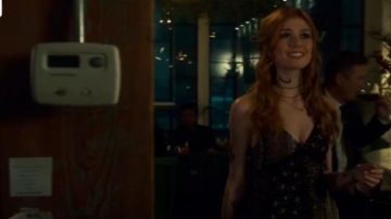 Alice + Olivia Delilah à volants en Soie Stretch imprimé de la Robe portée par Clary Fray (Katherine McNamara) dans les Shadowhunters (S03E02)