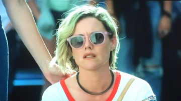 Les lunettes de soleil roses de Charlie Anders (Kathleen Robertson) dans Northern Rescue S01E01