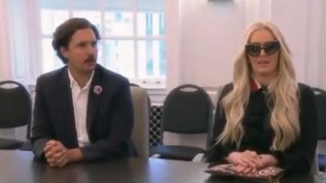 Gucci Gucci Supreme Applique Pouch usada por ella misma (Erika Jayne) en The Real Housewives of Beverly Hills (S08E10)