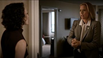 Alexander McQueen Adaptés Blazer porté par Elizabeth McCord (Téa Leoni) Madame la Secrétaire d' (S04E02)