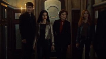 Devinez Emma Dentelle Body porté par Isabelle Lightwood (Emeraude Toubia) dans les Shadowhunters (S03E07)
