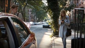 Topshop Double Breasted Trench porté par Stephanie de "Stevie' McCord (Wallis Currie-Bois) Madame la Secrétaire d' (S04E04)