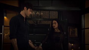 Adivina Emma Lace Bodysuit usado por Isabelle Lightwood (Emeraude Toubia) en Shadowhunters (S03E08)