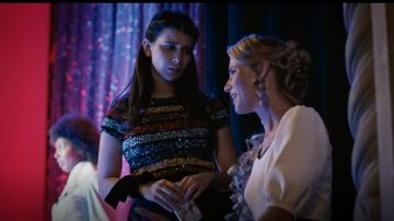 Alice + Olivia Kelli Haut porté par Alison McCord (Kathrine Herzer) Madame la Secrétaire d' (S04E05)