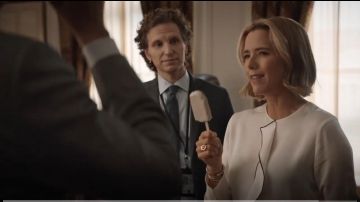 Giorgio Armani Blusa de esmoquin con botones con volantes usada por Elizabeth McCord (Téa Leoni) en Madam Secretary (S04E07)