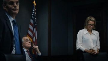 Michael Kors Button Sleeve Silk Blusa usada por Elizabeth McCord (Téa Leoni) en Madam Secretary (S04E10)
