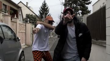 Le survêtment à carreaux  de Mister V dans sa video FAIRE UN ALBUM LA SUITE