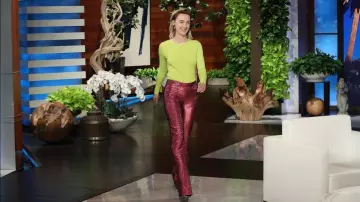 Pantalones metálicos y top usado por Saoirse Ronan en The Ellen DeGeneres Show